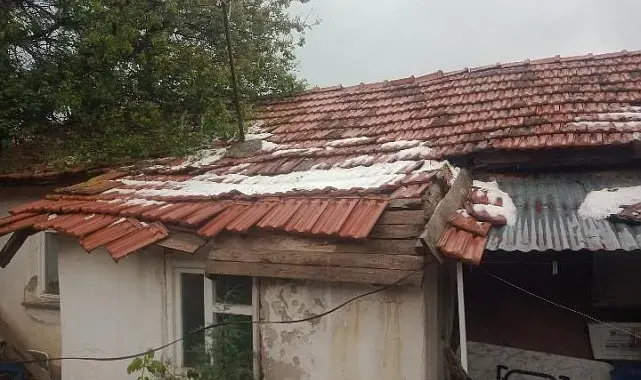Aşırı sağanak yağış müstakil evin çatısına zarar verdi