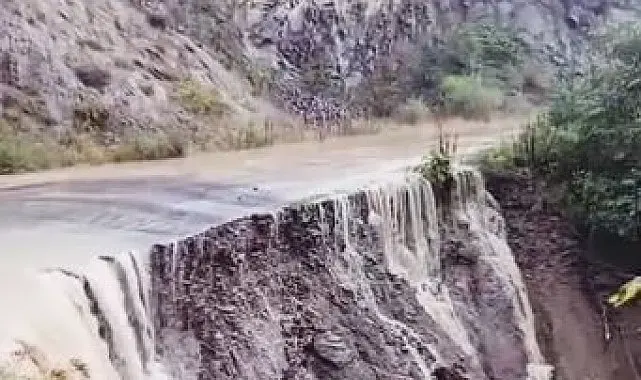 Posof'ta aşırı yağış sonrası sel meydana geldi, yol çöktü