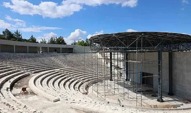 Şadan Gökovalı Açık Hava Tiyatrosunda yenileme çalışmaları sürüyor