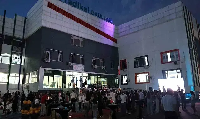Diyarbakır'da 8'inci sınıf öğrenciler kep attı