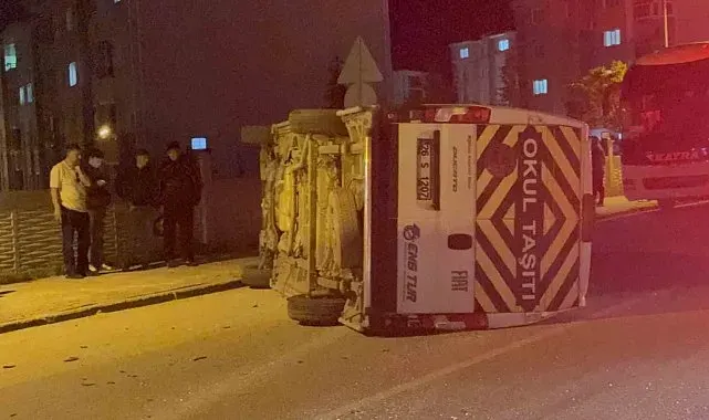 Otomobilin çarptığı işçi servisi yan yattı: 7 yaralı