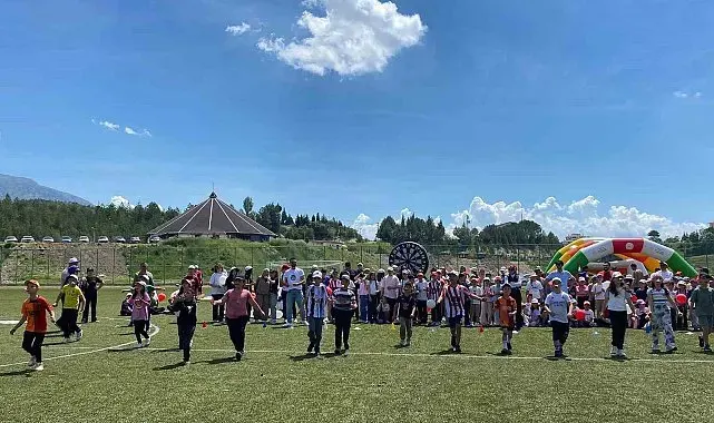 Şaphane'de çocuk oyunları ve uçurtma şenliği coşkusu