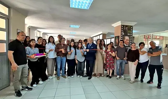 Çeşme Atatürk Anadolu Lisesi'nden "Renklerin Fısıltısı" resim sergisi
