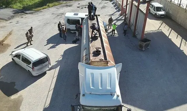 Bitlis'te yakıt tankerinin içinde 30 kaçak göçmen yakalandı