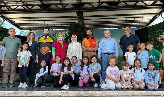 Kamyon tiyatrosu Gümüşova ve Gölyaka'da çocuklarla buluştu