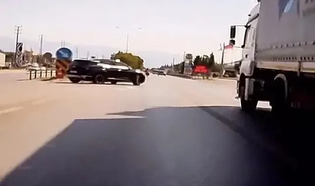 Kırmızı ışık ihlali yapan cipe motosiklet çarptı: Ölümden döndü