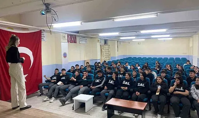 Selendi'de liseliler yapay zeka ile geleceğe hazırlandı