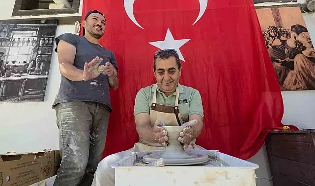 Ziyaretçiler, tarihi Germiyan Sokağı'nda çini sanatını deneyimliyor