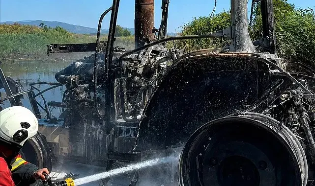 Söke'de yanan traktörden geriye hurda yığını kaldı