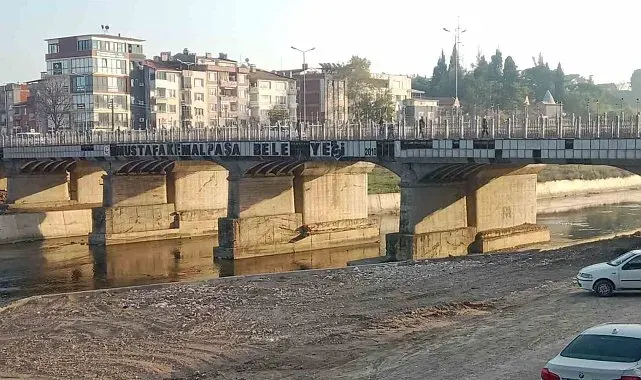 Köprüdeki dökülmüş yazı Mustafakemalpaşa'da bakımsızlığın sembolü oldu