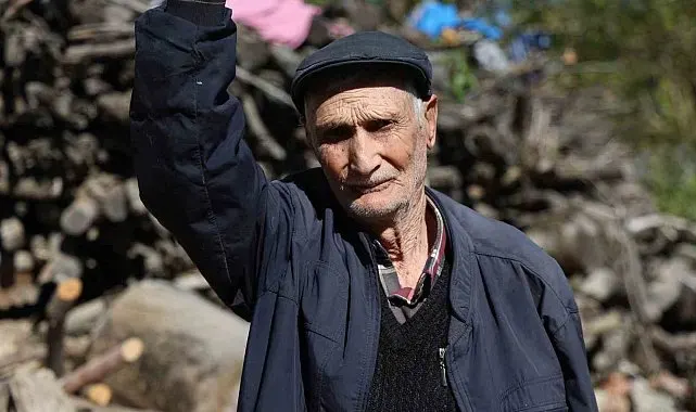 94 yaşındaki Salih amca gençlere taş çıkarıyor