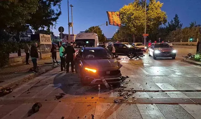 Eskişehir'de kavşakta iki otomobil çarpıştı: 2 yaralı