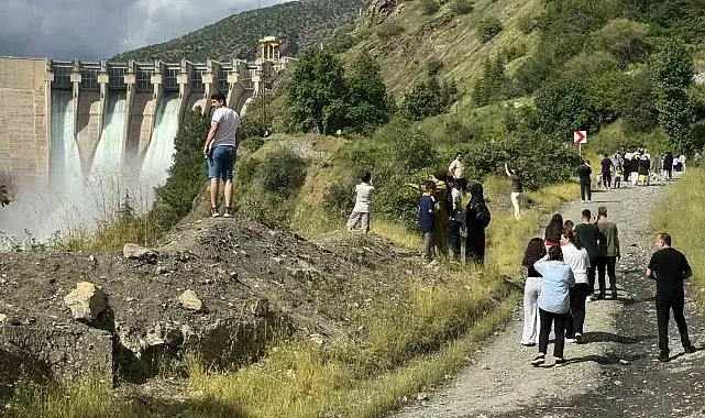 Karakaya Barajı'ndaki su tahliyesi vatandaşların seyirlik manzarası oldu