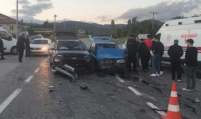 Domaniç'te iki otomobil çarpıştı: 3 yaralı