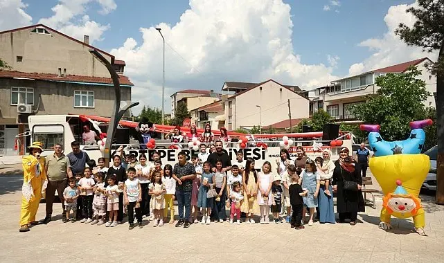 Kartepe'de gezici eğlence otobüsü çocuklara bayram coşkusu yaşatıyor