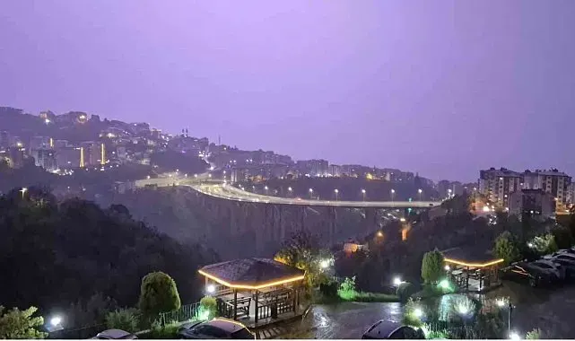 Trabzon'da yağmurla birlikte çakan şimşekler gökyüzünü aydınlattı