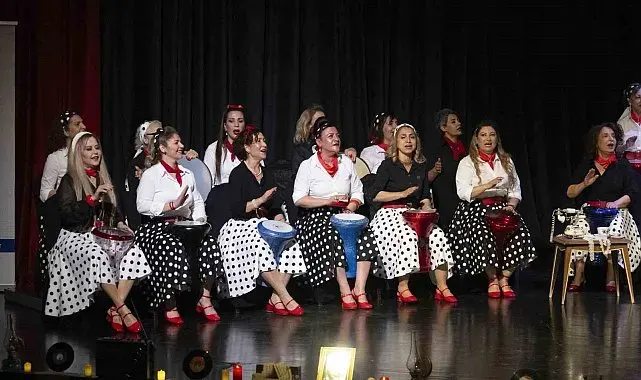Mersin'de 'Naftalin Kokulu Anılar Sandığı' konseri izleyenleri geçmişe götürdü
