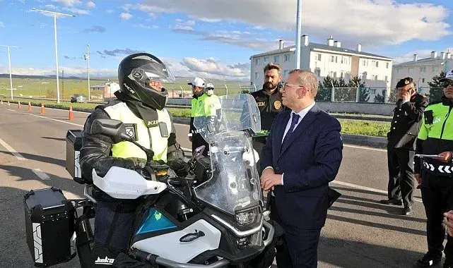 Kars Valisi Ziya Polat'tan bayram mesaisindeki polis ekiplerine ziyaret