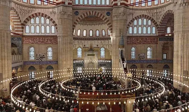 Bakan Güler Selimiye Camii'nde vatandaşlarla bayramlaştı