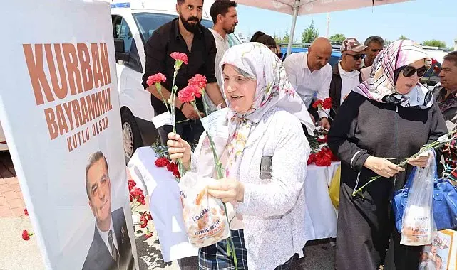 Şehzadeler Belediyesinden karanfil dağıtımı