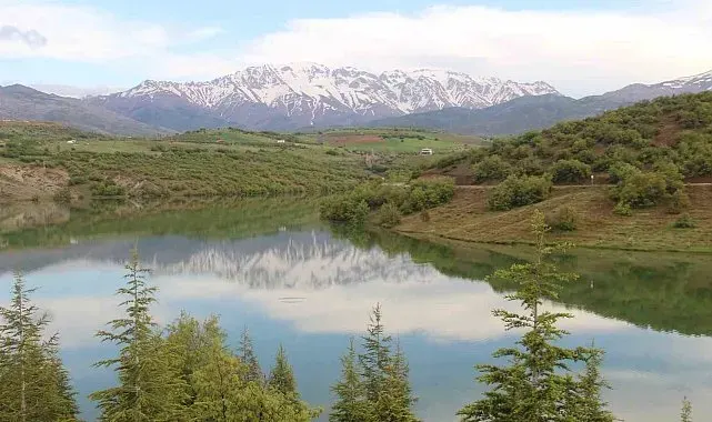 Esence Göleti ve Berit Dağı'nda kartpostallık manzara