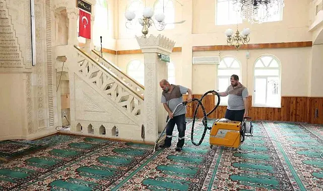 Akdeniz'de camiler bayram öncesi dezenfekte edildi