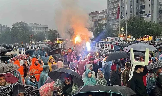 Çorum FK taraftarları final maçını yağmur altında izledi