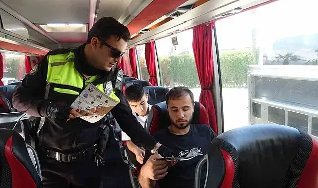 Bayram yolculuğuna çıkan vatandaşlar emniyet kemeri takılması konusunda bilgilendirildi