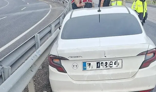 Kontrolden çıkan otomobil bariyere çarptı