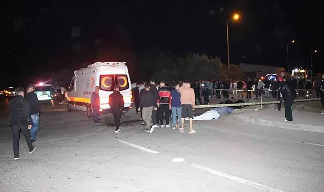 Çöp kamyonuyla çarpışan motosikletteki 2 genç hayatını kaybetti