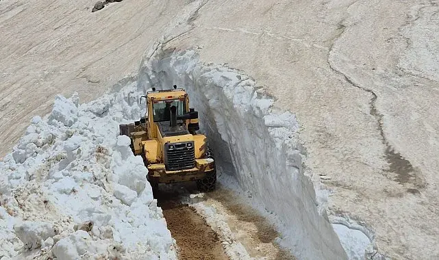 Bitlis'te mayıs ayında karla mücadele sürüyor