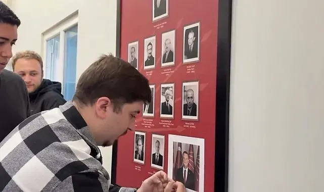CHP Bolu Gençlik Kolları üyeleri Kılıçdaroğlu'nun fotoğrafının üstüne Özgür Özel'in fotoğrafını yapıştırdı