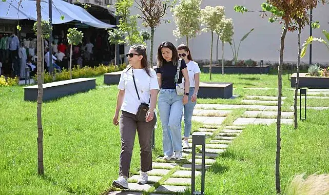 Mersin'de Kırmızı Lacivert Kent Meydanı vatandaşların kullanımına açıldı