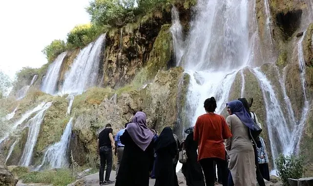 Kar suları Girlevik Şelalesi'ni coşturdu