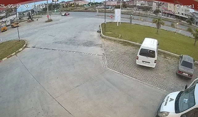 Kavşakta otomobile çarpan motosikletteki 2 kişi yaralandı