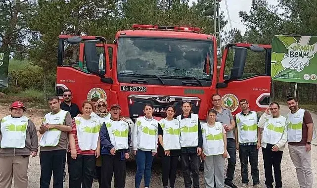 Bilecik'te gençler ormanda çöp toplayarak doğaya nefes oldu