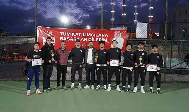 Gençlik turnuvalarında dereceye girenler ödüllerini aldı