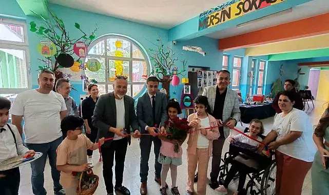 'Aynı gökyüzünün farklı yıldızlarıyız' sergisi büyük beğeni topladı