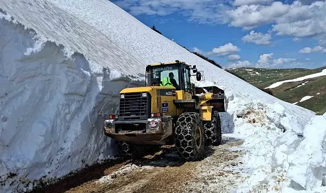 Trabzon'da yayla göçleri öncesi yayla yollarında yoğun kar temizleme mesaisi