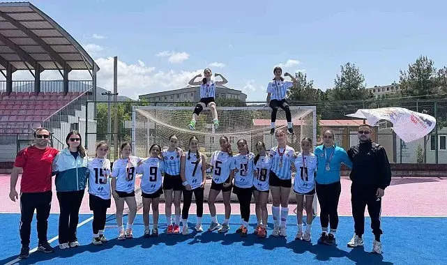 Menteşe Cumhuriyet Ortaokulu hokey takımı Türkiye üçüncüsü oldu