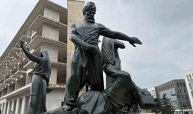Kıbrıs Meydanı'ndaki anıt yeniden ait olduğu yerde