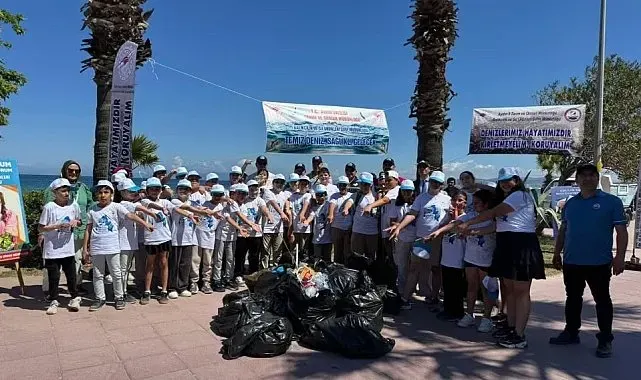 Kuşadası'nda öğrenciler sahilleri temizledi