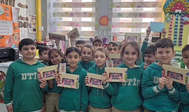 "Telefon Melefon Yok" diyerek kitap sevgisine dikkat çektiler