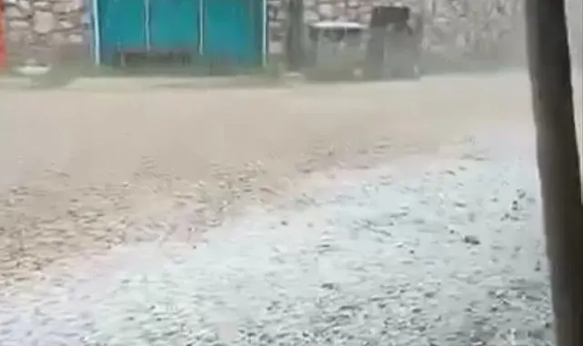 Bursa'da ceviz büyüklüğünde dolu yağdı...Camlar kırılma noktasına geldi