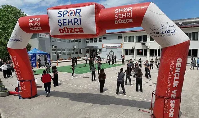 Düzce Belediyesi gençleri sporla buluşturmaya devam ediyor