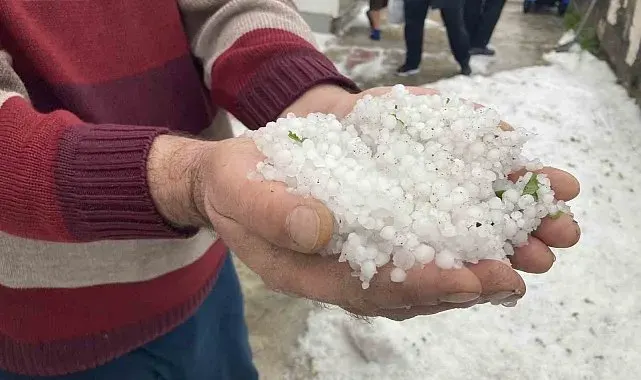 Refahiye'de dolu yağışı etkili oldu