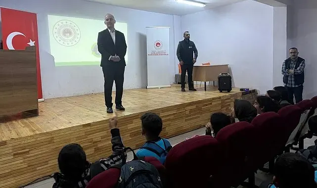 Demirözü'nde öğrenciler sıfır atık konusunda bilgilendirildi