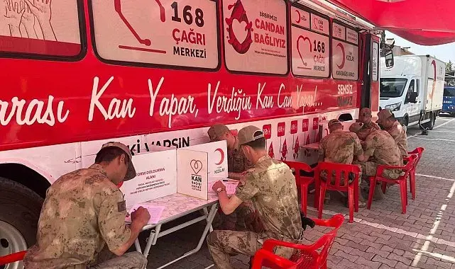 Jandarmadan Kızılay'a kan bağışı