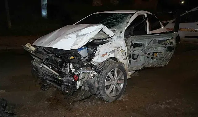 Kontrolden çıkan otomobil, park halindeki çekiciye çarptı: 1 ölü, 1 yaralı