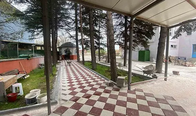 Oklubalı Mahallesi'ndeki okul duvarı ile cami bahçe ve çevre düzenleme çalışmaları tamamlandı